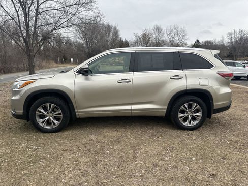 Used 2015 Toyota Highlander XLE image 2