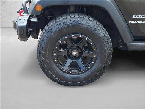 Used 2018 Jeep Wrangler Sport AWD/4WD image 9
