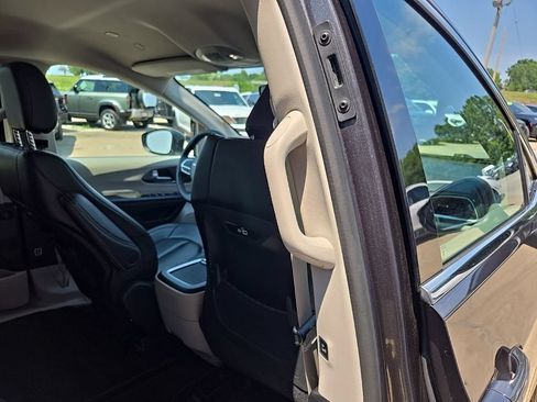 Used 2023 Chrysler Pacifica Touring-L FWD image 73