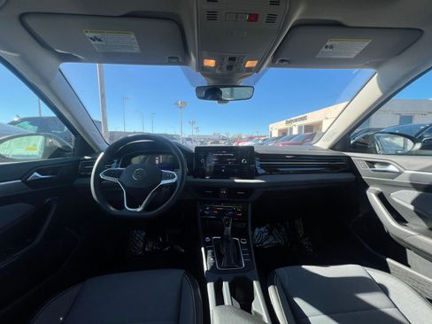 Used 2025 Volkswagen Jetta SE image 33