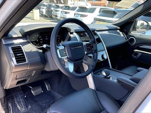 Used 2025 Land Rover Discovery Dynamic SE AWD/4WD image 17