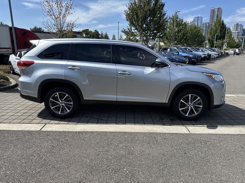 Used 2019 Toyota Highlander XLE FWD image 5