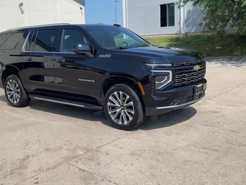 Used 2026 Chevrolet Suburban High Country w/ Sun And Tow Package AWD/4WD image 2