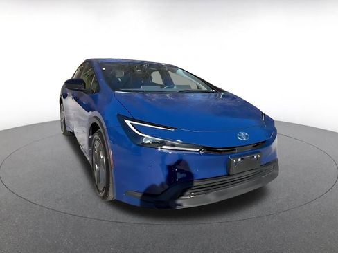 Used 2025 Toyota Prius LE image 3