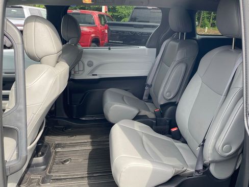Used 2025 Toyota Sienna XLE FWD image 9