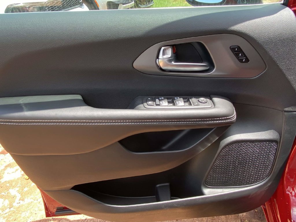 New 2027 Chrysler Pacifica Select FWD image 13