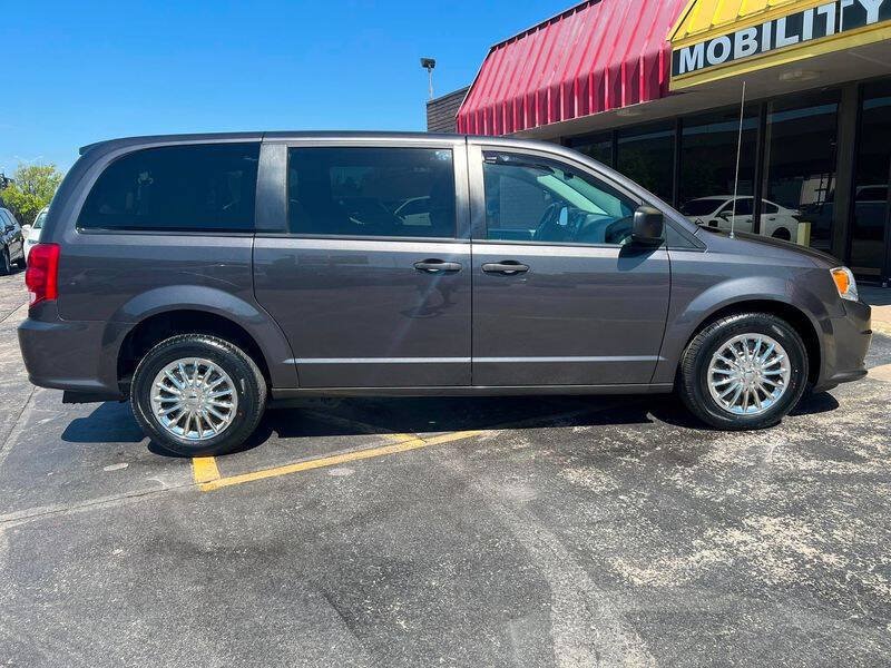 Used 2020 Dodge Grand Caravan SE FWD image 4