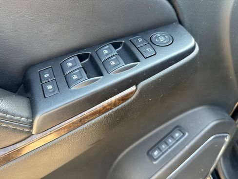 Used 2018 Chevrolet Suburban LT RWD image 10