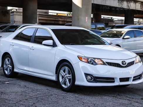 Used 2013 Toyota Camry SE image 3