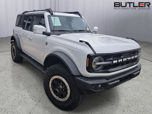 Used 2023 Ford Bronco Outer Banks w/ Sasquatch Package image 3
