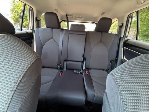 Used 2025 Toyota Highlander LE FWD image 41