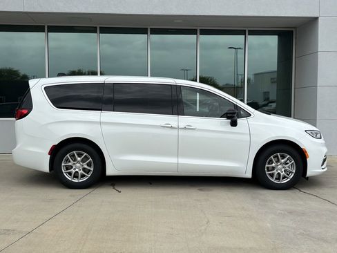 New 2026 Chrysler Pacifica Select image 2