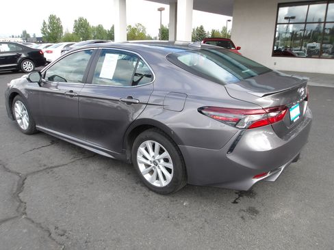 Used 2023 Toyota Camry SE image 3
