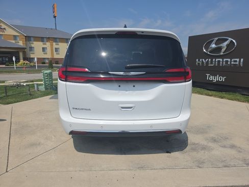 Used 2023 Chrysler Pacifica Touring-L FWD image 6