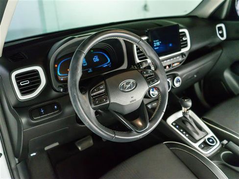 Used 2023 Hyundai Venue Limited FWD image 4
