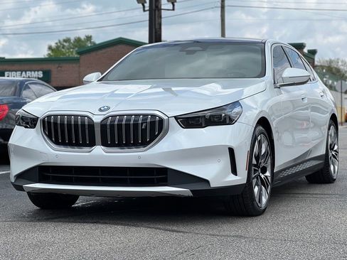 Used 2024 BMW i5 eDrive40i w/ Convenience Package image 13