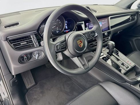 Certified 2025 Porsche Macan AWD/4WD image 4
