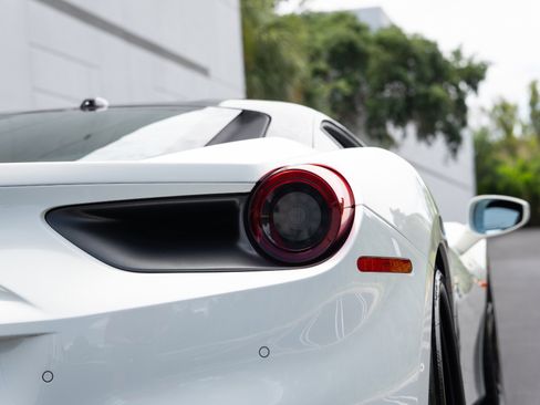 Used 2016 Ferrari 488 GTB RWD image 19