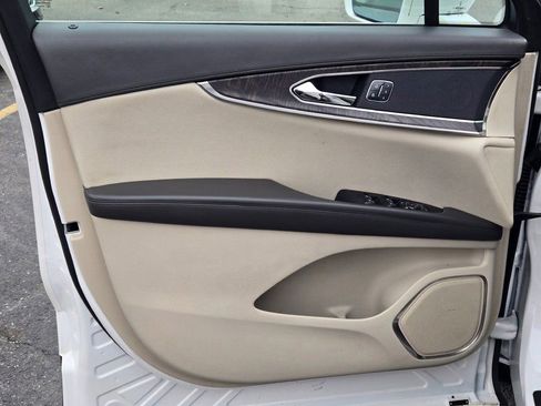 Used 2019 Lincoln Nautilus Select image 17