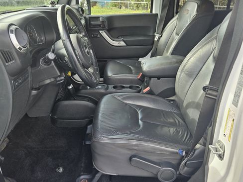 Used 2017 Jeep Wrangler Unlimited Rubicon w/ Connectivity Group image 3