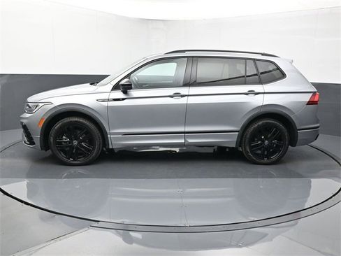Used 2022 Volkswagen Tiguan SE R-Line image 2