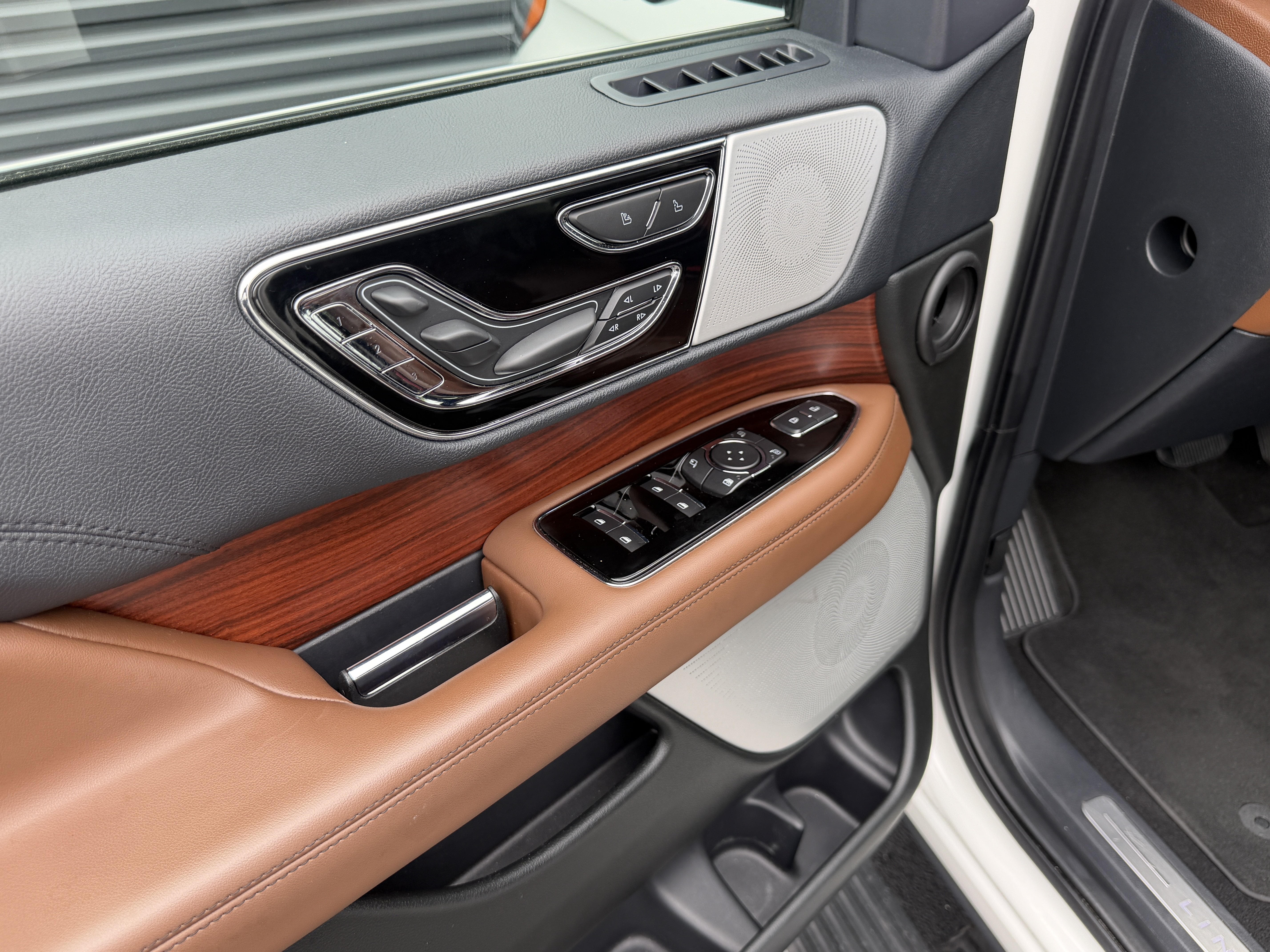 Used 2022 Lincoln Navigator Reserve AWD/4WD image 18