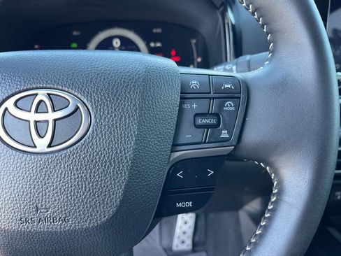 Used 2025 Toyota Camry SE w/ Convenience Package image 17