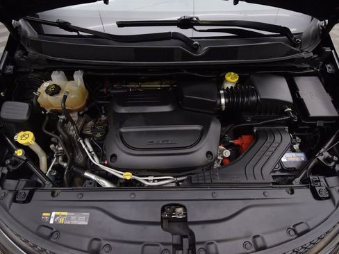 Used 2022 Chrysler Voyager LX image 26