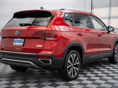Used 2023 Volkswagen Taos SE w/ Panoramic Sunroof Package FWD image 7