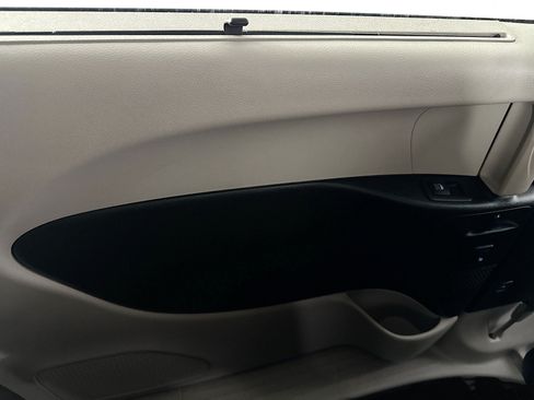 Used 2023 Chrysler Pacifica Limited FWD image 24