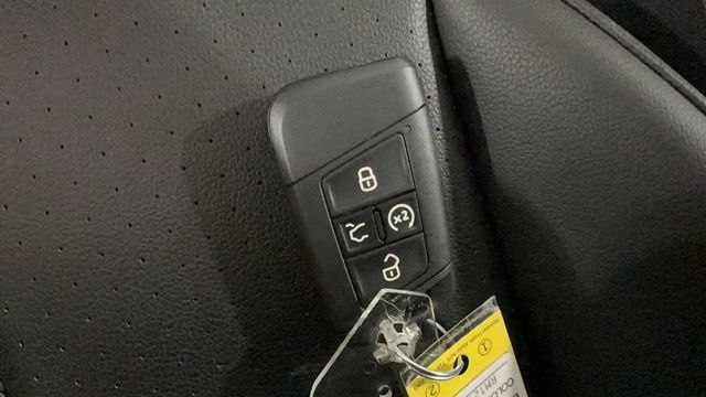 Used 2024 Volkswagen Tiguan SE w/ Panoramic Sunroof Package AWD/4WD image 29
