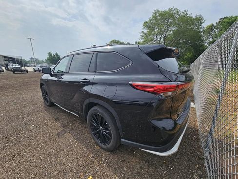 Used 2023 Toyota Highlander XSE FWD image 5