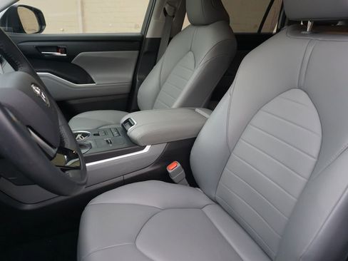 Used 2021 Toyota Highlander XLE image 33