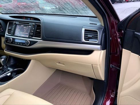 Used 2019 Toyota Highlander XLE image 17
