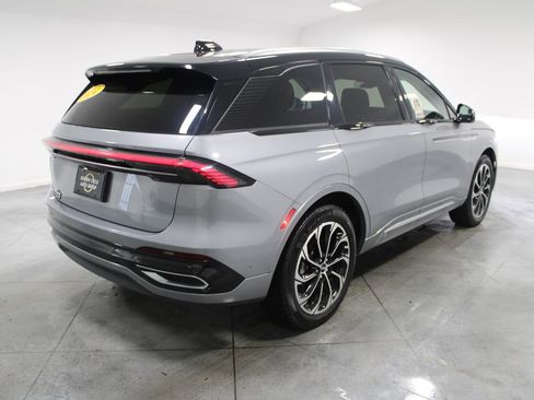 Used 2024 Lincoln Nautilus Reserve image 9