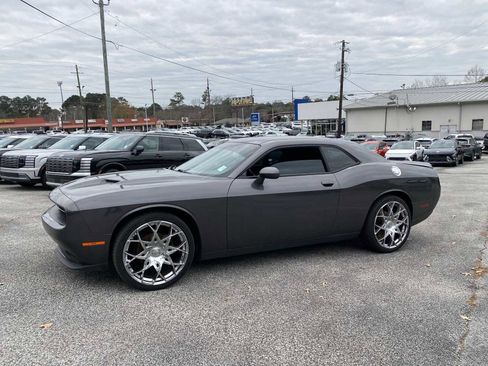 Used 2018 Dodge Challenger SXT image 9