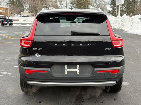 Used 2022 Volvo XC40 T5 Momentum image 7