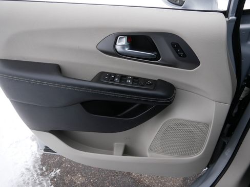 Certified 2022 Chrysler Pacifica Touring-L image 23