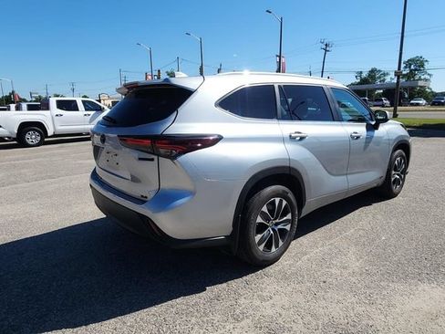 Used 2024 Toyota Highlander XLE AWD/4WD image 7