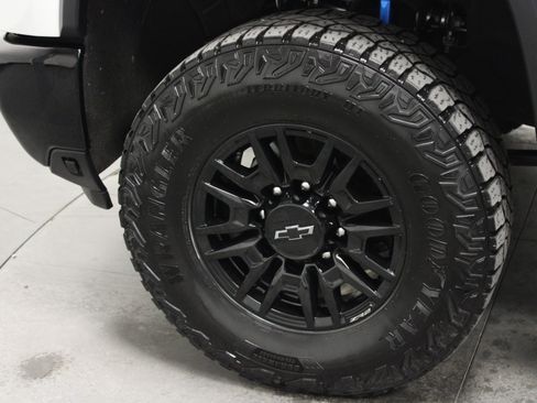 Used 2025 Chevrolet Silverado 2500 ZR2 w/ Technology Package AWD/4WD image 10