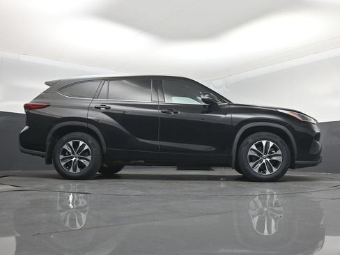 Used 2021 Toyota Highlander XLE AWD/4WD image 16