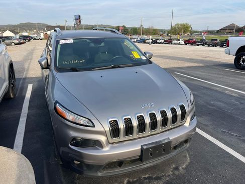 Used 2017 Jeep Cherokee Latitude w/ Cold Weather Group image 1