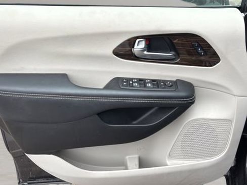 Used 2023 Chrysler Pacifica Limited image 15
