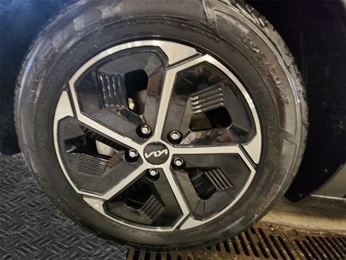 Used 2023 Kia Niro LX image 11