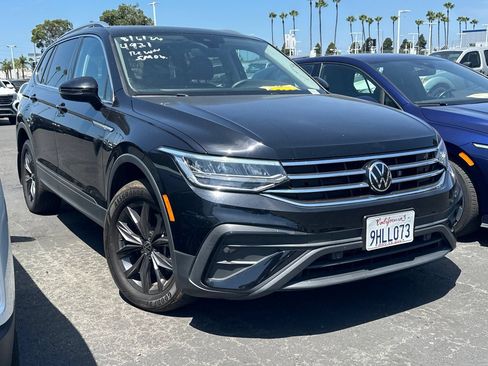 Used 2023 Volkswagen Tiguan SE w/ Panoramic Sunroof Package FWD image 2