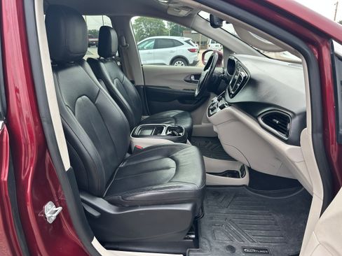 Used 2020 Chrysler Pacifica Touring-L FWD image 12