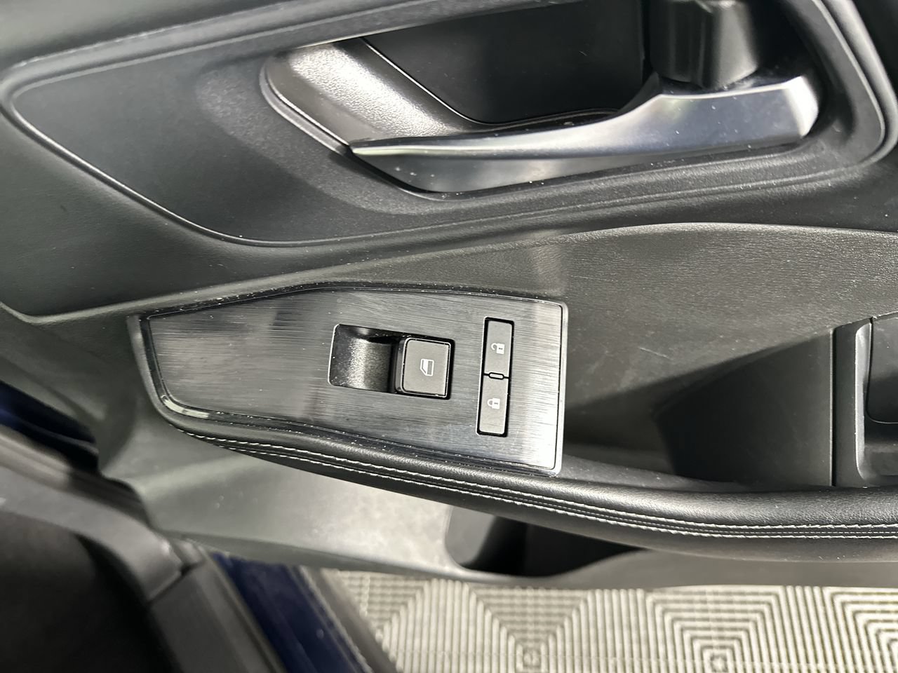 Used 2024 Nissan Rogue SV AWD/4WD image 13