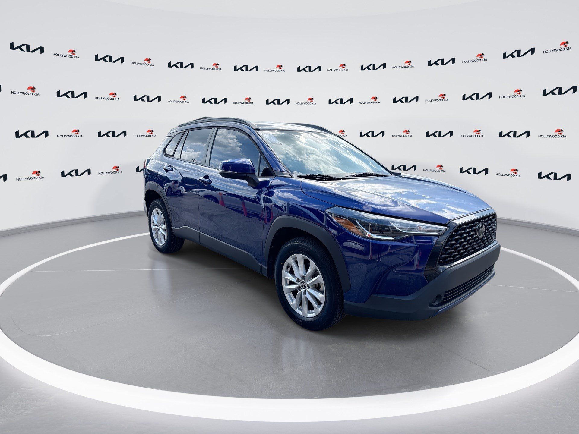 Used 2022 Toyota Corolla Cross LE FWD image 2