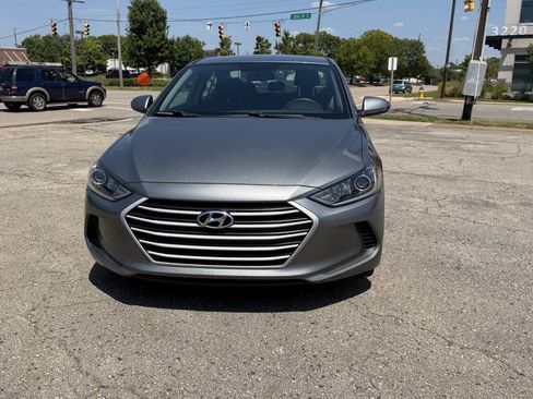Used 2018 Hyundai Elantra SE w/ Cargo Package FWD image 3
