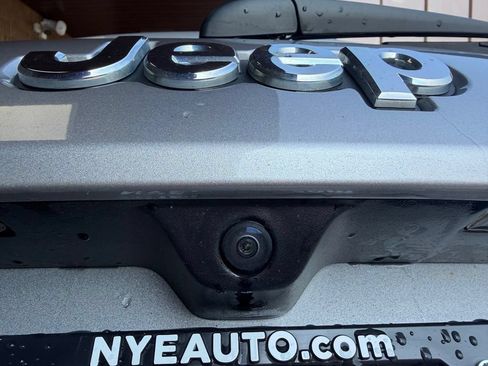 Used 2021 Jeep Grand Cherokee Laredo AWD/4WD image 46